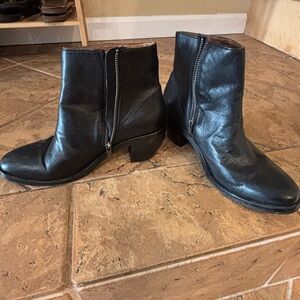 FRYE AND CO. Black Leather Ankle Booties